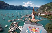 2009 gastierten die Red Bull Cliff Diving World Series erstmals in Sisikon, und er Event wurde zu einem vollen Erfolg. Rund 5000 Zuschauer reisten damals ins kleine Dorf am Urnersee. (Bild: PD)