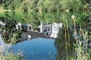 Die Thur bei Lichtensteig: Spiegelbilder und Reflexionen im Fluss regen zum Fantasieren an. (Bild: Urs M. Hemm)
