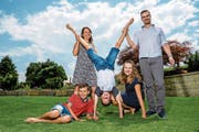 Der bald höchste Emmer, Thomas Bühler, mit seiner Frau Rahel und den drei Kindern Robin (10), Cedric (12, im Handstand) und Alisha (15) im Garten ihres Hauses im Erlenquartier. (Bild: Philipp Schmidli (Emmen, 24. Juli 2018))