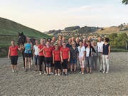 Das Team Voltige Lütisburg zeigt sich gemeinsam mit den anwesenden Spendern. Im Hintergrund Lütisburg. (Bild: Urs Nobel)