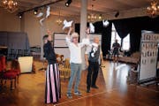 So fängt die «Fledermaus» an: Dr. Blind (Stefan Kurt, Mitte) hat gerade Gabriel von Eisensteins (Tobias Bonn, rechts) Prozess verloren. Seine Gemahlin Rosalinde (Christoph Marti) bedauert das nur zum Schein. (Bild: Fokke Hoekmann)