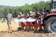 Beim praktischen Teil: Die vornehmlich jungen Kursteilnehmer erfahren Wissenswertes über das Pflügen. (Bild: Roland Müller)