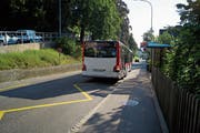 An der Haltestelle Berneggstrasse rollte Bus für kurze Zeit führerlos bergab. (Bild: David Gadze)