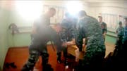 Ein Video zeigt, wie Justizvollzugsbeamte der Strafkolonie IK-1 in Jaroslawl den Häftling Jewgeni Makarow verprügeln. Bild: «Nowaja Gaseta» via AP, (Jaroslawl 26. Juli 2018)