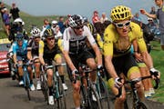   Geraint Thomas (far right) is currently showing a better form than the pursuer Chris Froome. (Photo: Christophe Ena / AP (Col du Portet, July 25, 2018)) 