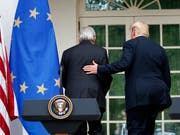 Die Chemie zwischen den beiden Männern stimmt: EU-Kommissionspräsident Jean-Claude Juncker (links) und US-Präsident Donald Trump haben sich im Handelsstreit überraschend geeinigt. Doch bleiben Fragen offen - etwa bei der Zusicherung der EU, mehr Soja und Flüssiggas aus den USA zu importieren. (Bild: KEYSTONE/AP/ALEX BRANDON)