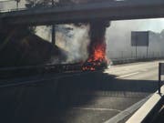 Der 74-jährige Lenker bemerkte Rauch aus der Motorhaube und konnte noch rechtzeitig auf dem Pannenstreifen anhalten, bevor sein Fahrzeug in Vollbrand geriet. (St. Galler Kantonspolizei) (Bild: St. Galler Kantonspolizei)