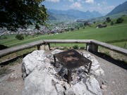 Diese Feuerstelle beim Stanserhorn bleibt vorerst unbenutzt: Im Kanton Nidwalden gilt, wie mittlerweile in insgesamt 17 Kantonen, ein Feuerverbot im Wald und an Waldrändern. Im Tessin und Wallis sowie in den Bündner Südtälern ist Feuer im Freien sogar ganz verboten. (Bild: KEYSTONE/URS FLUEELER)