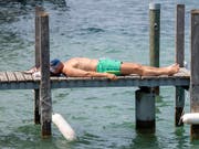 Hitzewelle erwartet: Eine Abkühlung dürften Badeseen und Flüsse bieten, wie etwa hier der Zürichsee. (Bild: KEYSTONE/WALTER BIERI)