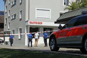 Die Raiffeisen-Filiale an der Stichermattstrasse 5 ist überfallen worden (Bild: René Meier (Emmen, 27. Juli 2018)