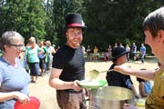 Lagerleiter Stefan "Cheesy" Gerber beim Fassen von "Stocki" mit Gulasch. (Bild: Remo Infanger)