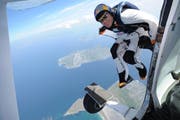 Nach einem Flug über den Churfirsten stürzte ein Wingsuitpilot ab und starb. (Symbolbild: Andrew Downes/key)