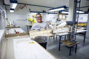 Pascal Meyer, Präsident der Modellfluggruppe Hüswil, zeigt sein neuestes Projekt im Vereinslokal: der Spacewalker II. (Bild: Manuela Jans-Koch, Zell, 19. Juli 2018)