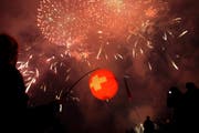 Gehören zur 1.-August-Feier dazu: Feuerwerk und Lampions. (Bild: Salvatore Di Nolfi/Keystone)