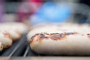 Bier und eine St.Galler Bratwurst gehören zu einem FCSG-Match: Wenn die Verpflegung nicht stimmt, sinkt die Laune der Matchbesucher. (Bild: Mareycke Frehner)