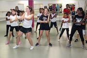 Tanzlehrerin Vanessa Sicher brachte den fremdsprachigen Kindern im Rahmen des Integrationsprojekts innert kurzer Zeit einige Hip-Hop Tänze bei. (Bild: Paul Gwerder, Altdorf, 27. Juli 2018)