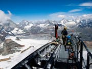 In luftiger Höhe: Ein Bauarbeiter installiert ein Kabel der neuen Dreiseilumlaufbahn auf das Klein Matterhorn. (Bild: Keystone/JEAN-CHRISTOPHE BOTT)