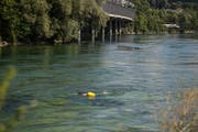 Ein Schwimmer kühlt sich in der Reuss ab. Bild: Dominik Wunderli (Luzern, 25. Juli 2018)