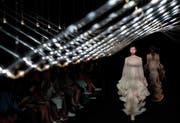 Die neue Kollektion Syntopia wurde an der Fashion Week in Paris präsentiert. (Bild: Ian Langsdon/EPA)