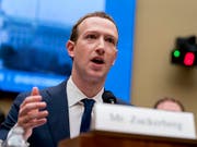 Nach dem Kurssturz der Facebook-Aktie hat Unternehmenschef Mark Zuckerberg die Klage mindestens eines Anlegers am Hals. (Bild: KEYSTONE/AP/ANDREW HARNIK)
