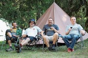 Von links: Michael Arnold, Philipp Walker, Markus Walker und Alexander Egli geniessen das Lagerleben. (Bild: Remo Infanger, Oberwald, 25. Juli 2018)