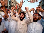 Anhänger aus verschiedenen pakistanischen Parteien protestieren in Peschawar gegen das offizielle Wahlergebnis. (Bild: KEYSTONE/AP/MUHAMMAD SAJJAD)