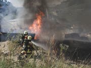 Rund hundert Einsatzkräfte bekämpften am Freitag den Brand in einer Gewerbehalle im bernischen Bigenthal. Im Gebäude war es zu Explosionen gekommen. (Bild: Kantonspolizei Bern)