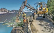 Im Sommer 2016 mussten an der Axensteinmauer aus Sicherheitsgründen Notmassnahmen ausgeführt werden. Archivbild: Ernst Immoos