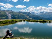 Wer sich in der aktuellen Hitze abkühlen will, geht am besten in die Höhe und nimmt ein Bad in einem Alpsee. (Bild: Keystone/WALTER BIERI)