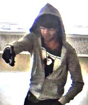 Ein weiteres Bild des Täters während der Überfalls. (Bild: Luzerner Polizei)