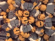 Über 50'000 gefälschte Lego-Figuren hat der Zoll am Flughafen Frankfurt entdeckt und vernichtet. (Bild: KEYSTONE/AP/AMY SANCETTA)