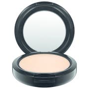 Gute Deckkraft: Der Studio Fix Powder von MAC (44 Franken), eine Kombi aus Puder und Foundation, deckt Unreinheiten ab und mattiert.