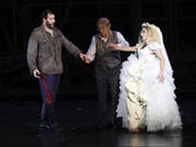 «Die Zauberflöte» ist heute Freitag die erste Operninszenierung der Salzburger Festspiele. V.l.: der Schweizer Tenor Mauro Peter als Tamino, der österreichische Schauspieler Klaus Maria Brandauer als Grossvater und die deutsche Sopranistin Christiane Karg als Pamina. (Bild: Keystone/EPA/ANDREAS SCHAAD)