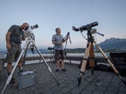 Warten auf den seltenen und grossen Moment am Quai in Luzern. Hobby-Astronomen haben ihre Geräte in Schussposition gebracht. (Bild: Urs Flüeler / Keystone (Luzern, 27. Juli 2018))