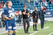 Nachdenklicher FCL-Trainer René Weiler während des Spiels gegen Neuchâtel Xamax. Links neben ihm wartet Rechtsverteidiger Christian Schwegler ungeduldig, bis er einwerfen darf. (Bild: Melanie Duchène/Keystone (Luzern, 21. Juli 2018))