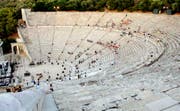 Touristen besuchen das 2'350 Jahre alte Theater Epidauros. (Bild: Vangelis Bougiotis/AP)