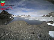 Das Schmelzwasser des Favergessee beim Plaine Morte-Gletscher im Berner Oberland ist am Auslaufen. (Bild: KEYSTONE/GEOPRAEVENT)