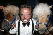 Markus Wetzel alias Knie-Clown Spidi mit zwei Ponys auf einer Aufnahme von 2005 (Bild: Archiv LZ)
