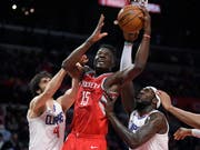 Clint Capela schraubt sich auch in finanzielle Höhen (Bild: KEYSTONE/AP/MARK J. TERRILL)