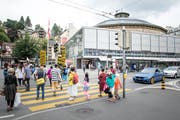 Beim Fussgängerstreifen am Löwenplatz kommt es regelmässig zu heiklen Situationen. (Bild: Roger Grütter (Luzern, 21. Juli 2018))