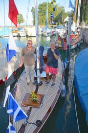 Voreigner Thomas Grimm und der heutige Besitzer Christian Brönimann an Deck der «Orion». (Bild: Margrith Pfister-Kübler)