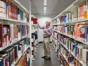 Die zehn angebotsstärksten Schweizer Bibliotheken - im Bild die Zentral- und Hochschulbibliothek Luzern (Platz 9) - haben zusammen 57 Millionen Medientitel im Sortiment. Am stärksten wächst das digitale Segment, auch hinsichtlich der Kosten. (Bild: KEYSTONE/CHRISTOF SCHUERPF)