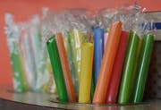 Plastikröhrli gehören in der Gastronomie dazu. Beizer aus Rorschach würden aber auf eine Alternative zurückgreifen. (AP Photo/Jeff Chiu)