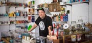 Markus Hauser hinter dem Tresen seines neu eröffneten Ladens. (Bild: Reto Martin)