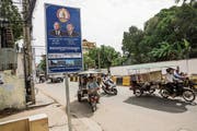 Wahlplakat mit dem Konterfei Hun Sens (rechts) in Phnom Penh. (Bild: Taylor Weidman/Bloomberg; 23. Juli 2018)