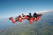 Das Team TNT der Fallschirmgruppe Sittertal bereitet sich mit Probesprüngen über Sitterdorf auf die Schweizer Meisterschaft vor. (Bild: PD)