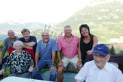 Edith und Karl Odermatt (vorne) genossen zusammen mit Ruedi Odermatt, Erich Amstad, Carlo Odermatt, Sepp Marty und Marlies Prevot (hinten, von links) einen gemütlichen Abend. (Bild: Christoph Näpflin, Seelisberg, 25. Juli 2018).