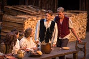 Simon Pfiffner (Zweiter von rechts) kann dank der Rolle des Krabat in einem professionellen Theater mitwirken. (Bild: Christian Regg)