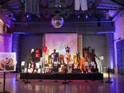 Bühnenkostüme der Spice Girls sind bis 20. August in der Ausstellung «Spiceup» in London zu sehen. (Bild: Keystone/Yiorgos Eressios)