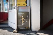 Das Strichmännchen mit den frittierten Beinen geht die Stägeli ab, durch die Unterführung und die Stägeli uf. Sein Ziel: McDonald's. (Bild: Benjamin Manser)